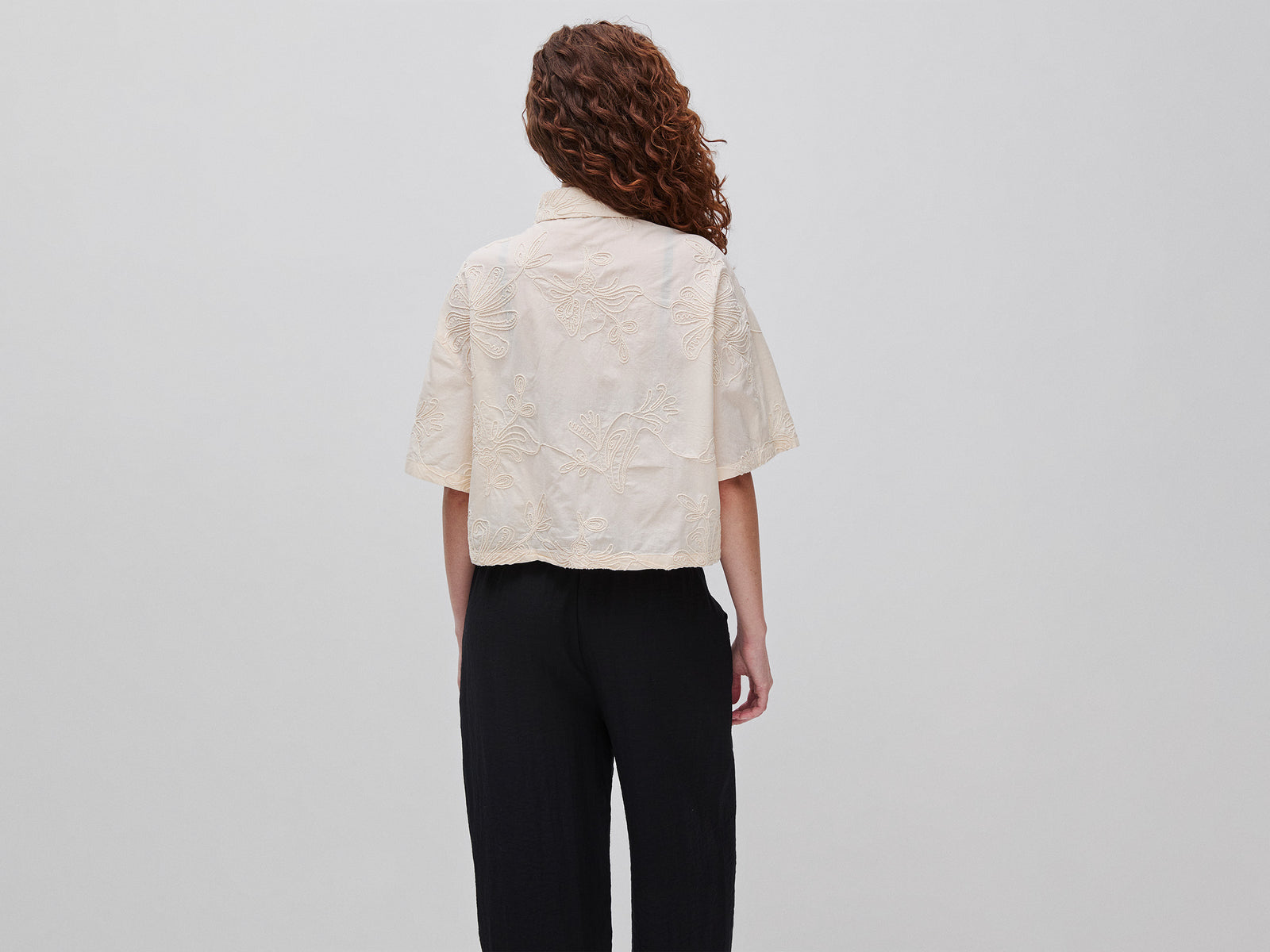 Camisa cropped com bordados florais - ucb_image_B