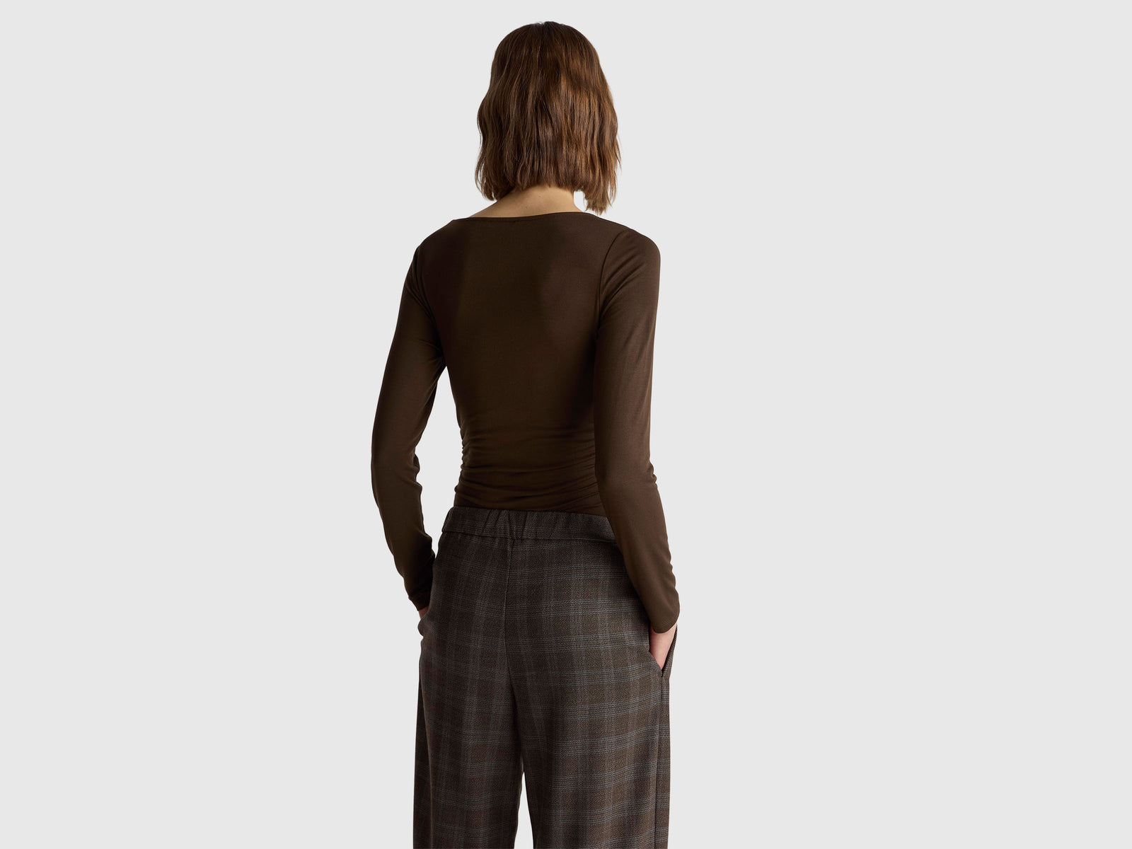 T-shirt acinturada com decote à barco - ucb_image_B