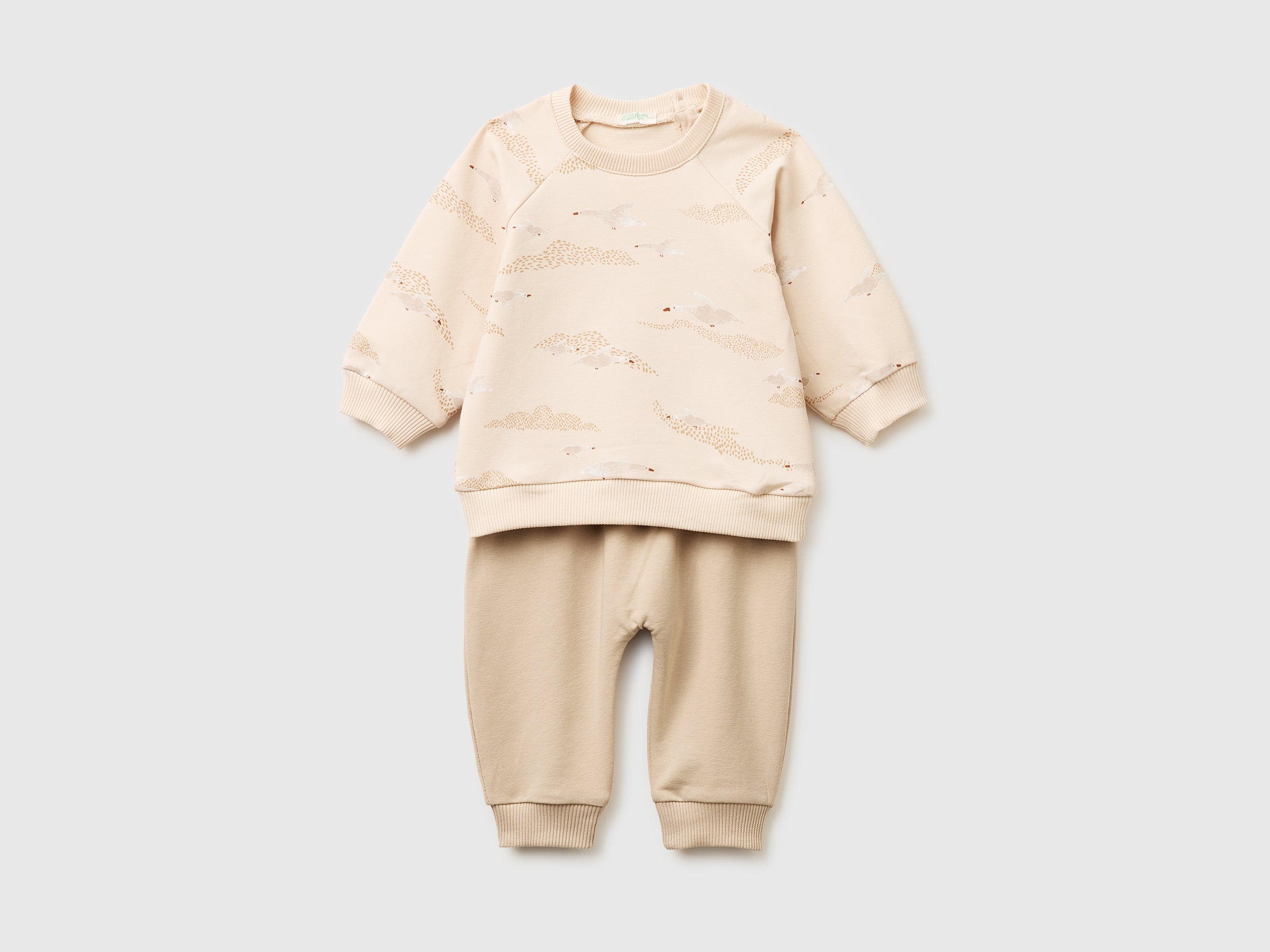Stretch sweatshirt outfit - ucb_image_FS