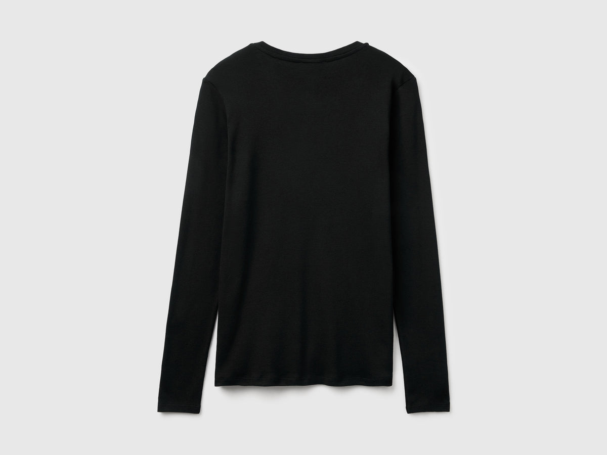 T-shirt preta com decote em V - ucb_image_BS