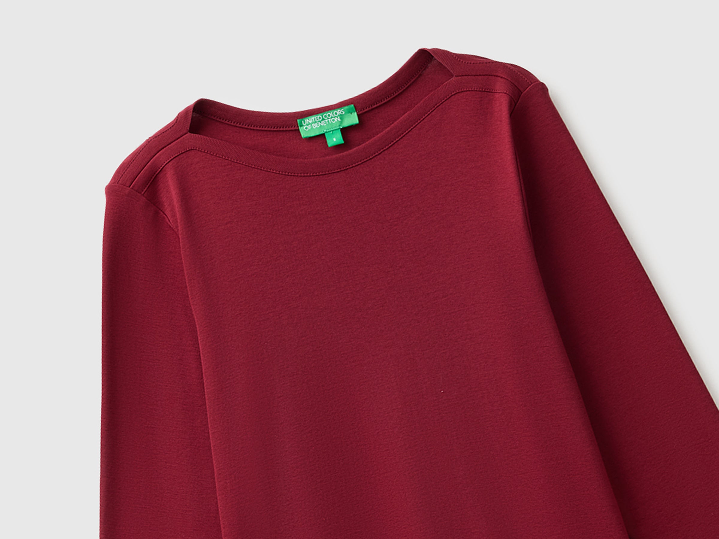 T-shirt slim fit com decote à barco - ucb_image_FY