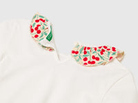 T-shirt with ruffles on the collar - ucb_image_DS1