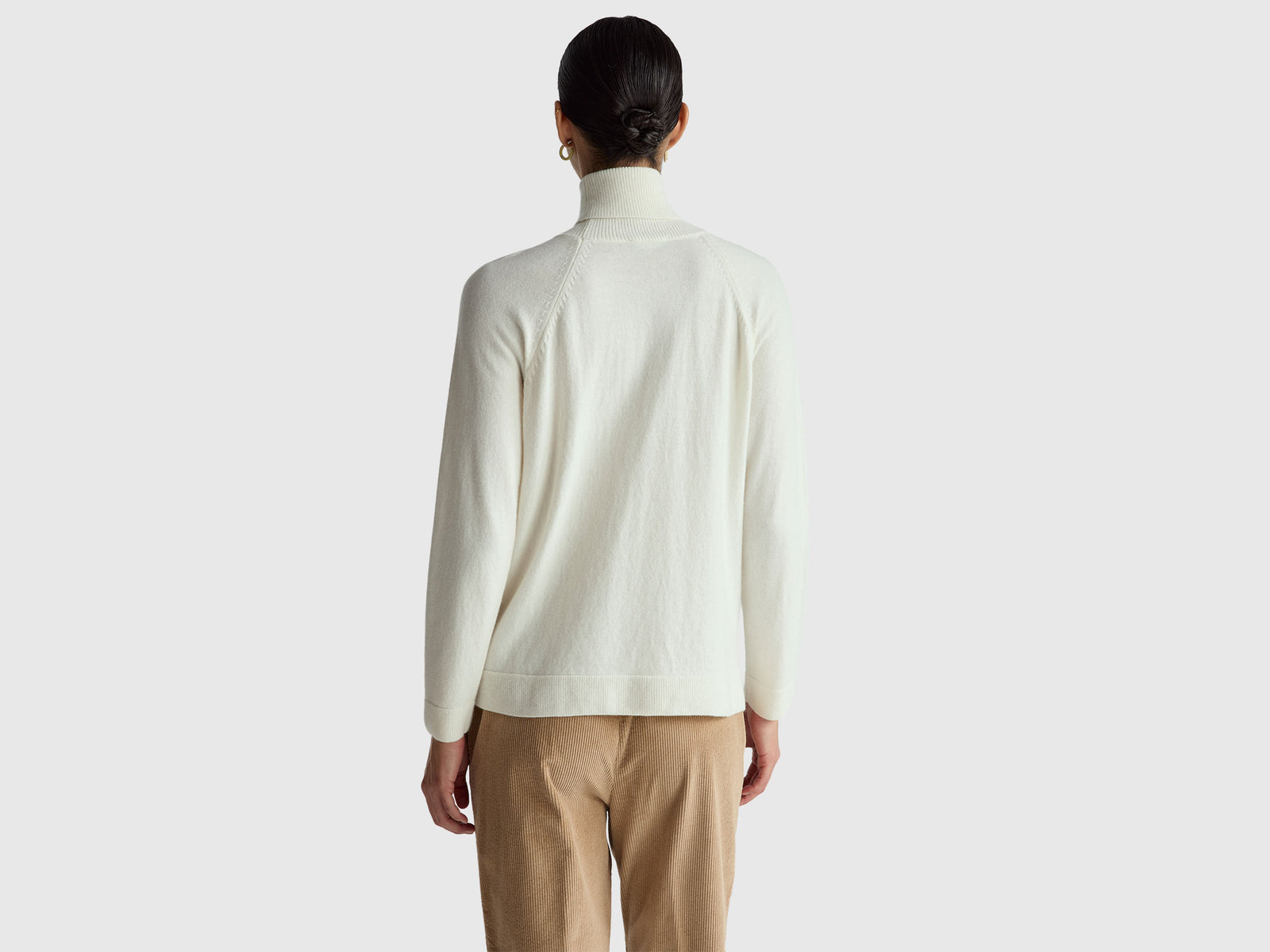 Camisola de gola alta nata em mistura de lã e caxemira. - ucb_image_B
