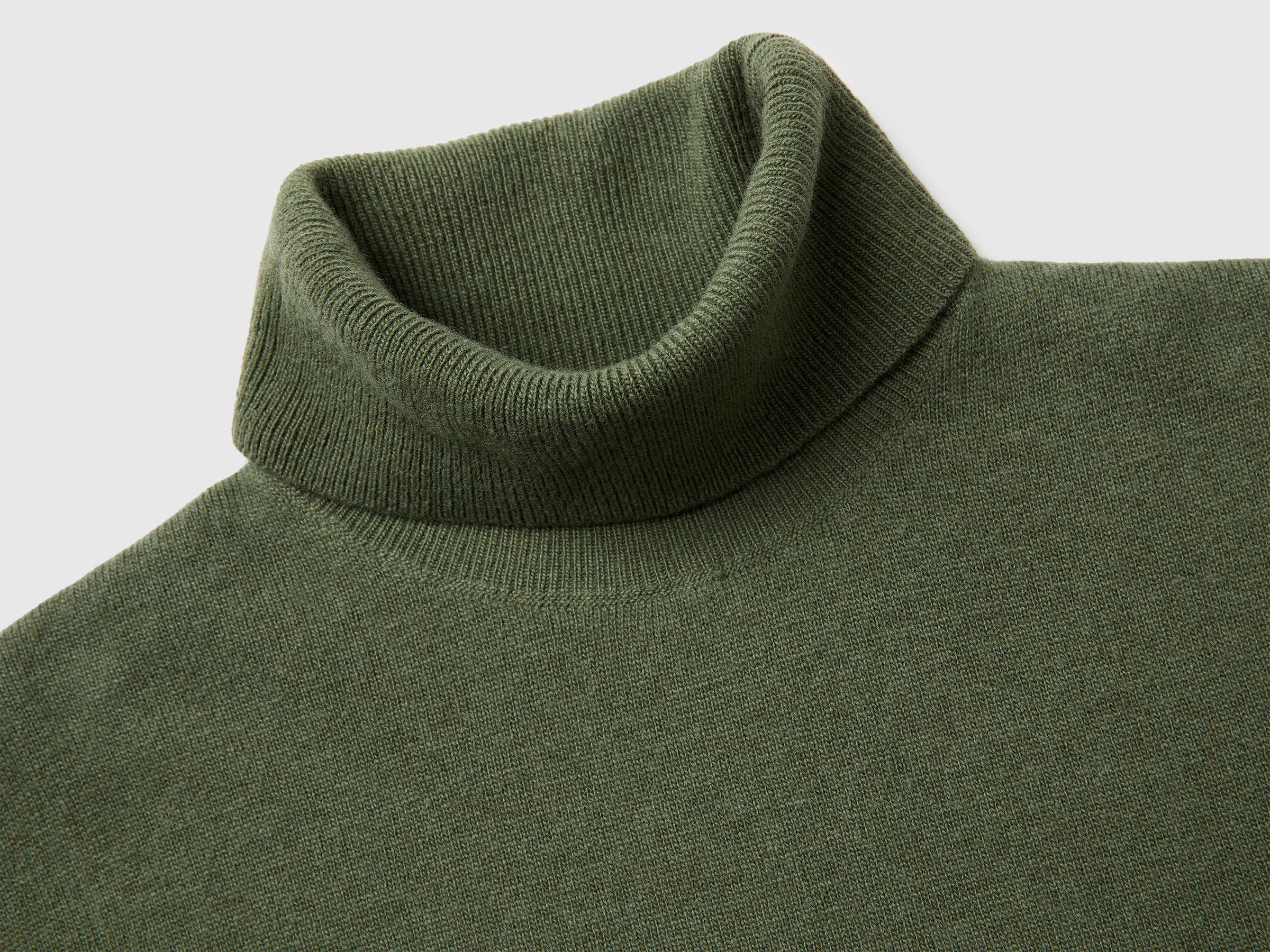 Camisola de gola alta verde militar em pura lã Merino - ucb_image_DS1