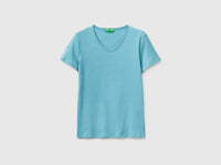 Slim fit t-shirt with V-neck - ucb_image_FS