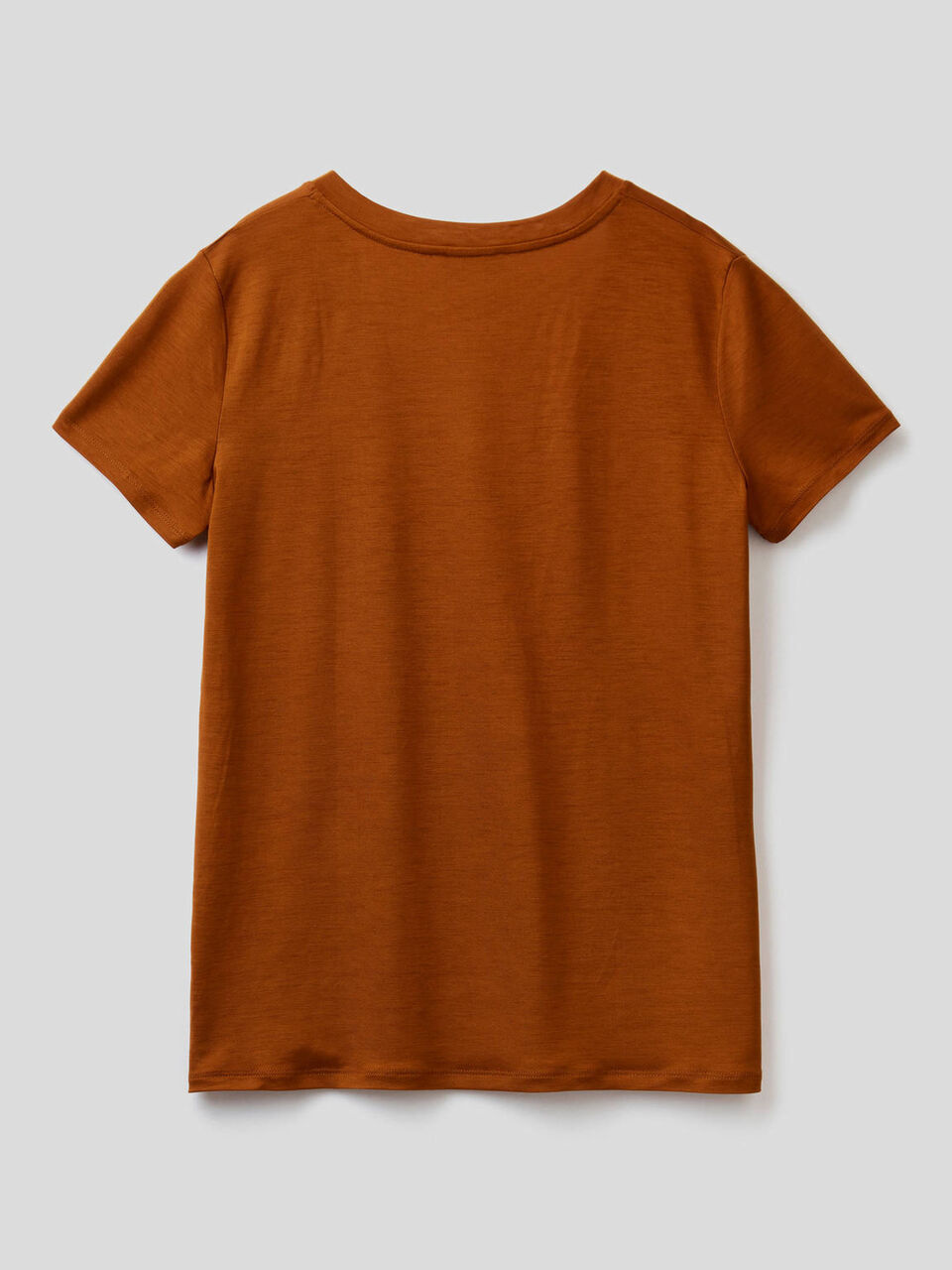 T-shirt with V-neck image number 2
