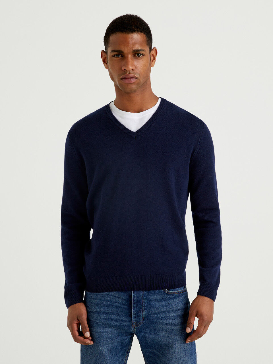 Dark blue V-neck sweater in pure Merino wool