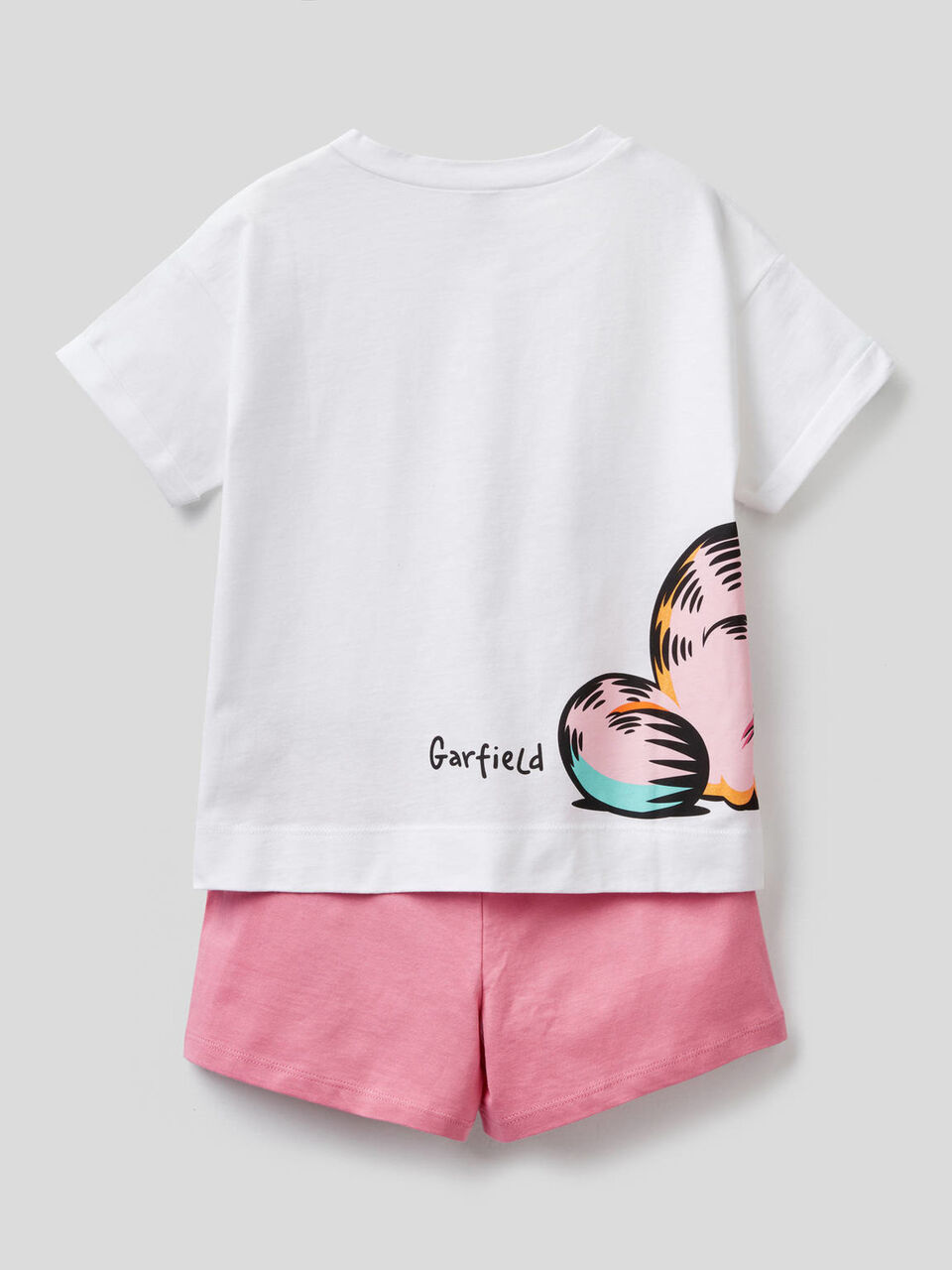 T-shirt and shorts pyjamas with Garfield print image number 2