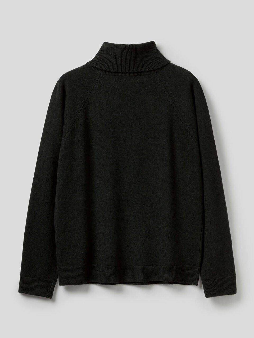 Turtleneck sweater in cashmere and wool blend image number 2