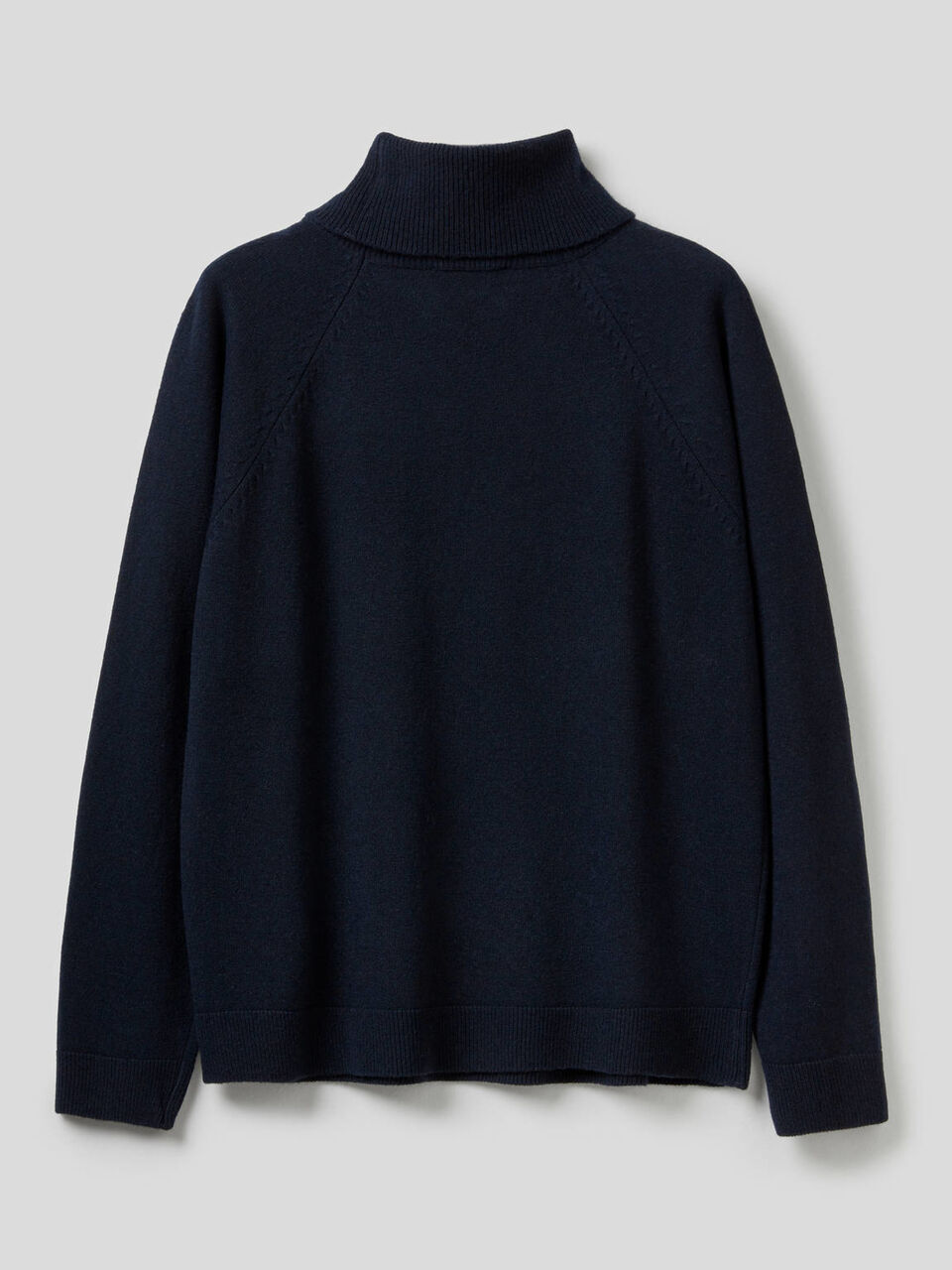 Turtleneck sweater in cashmere and wool blend image number 2