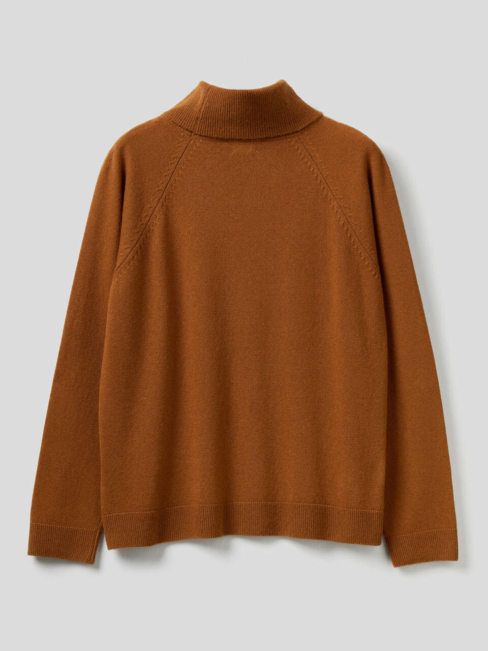 Turtleneck sweater in cashmere and wool blend image number 2