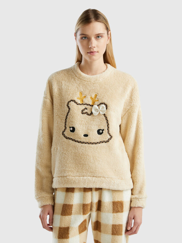 Sweatshirt with fur embroidery