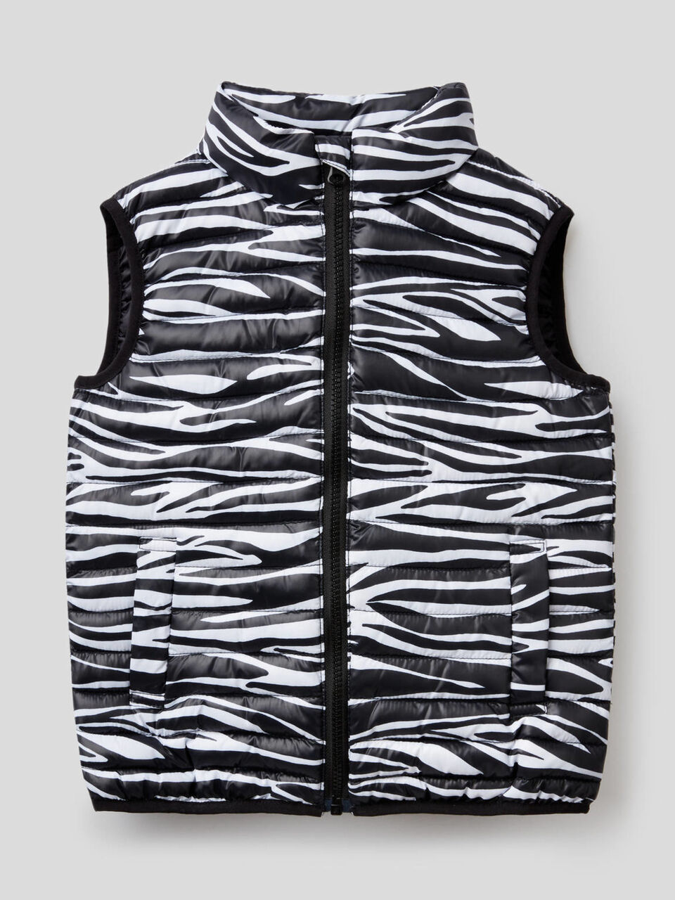 Sleeveless jacket with print image number 1