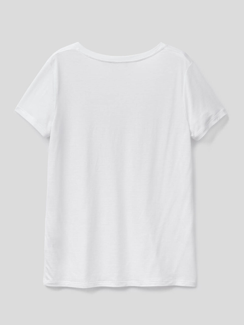 T-shirt with V-neck image number 2
