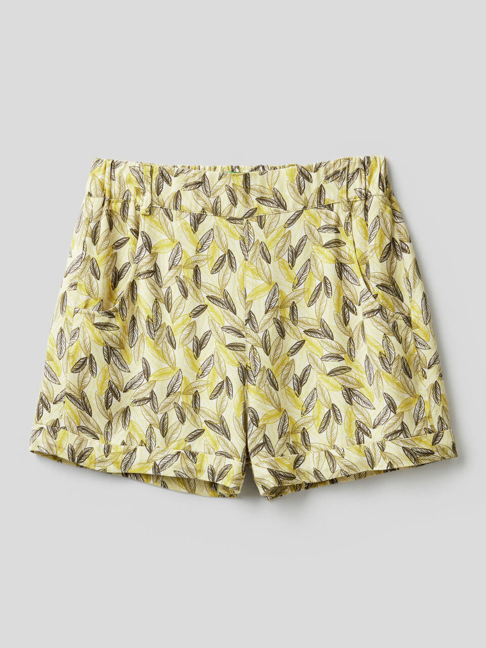 Flowy shorts with botanical print image number 1