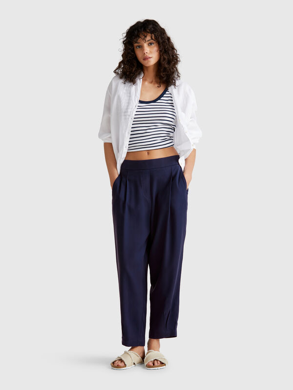 Flowy trousers with pleats Women
