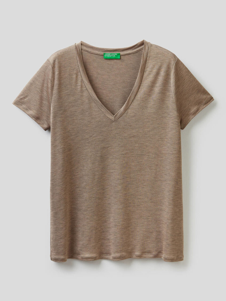 T-shirt with V-neck image number 1