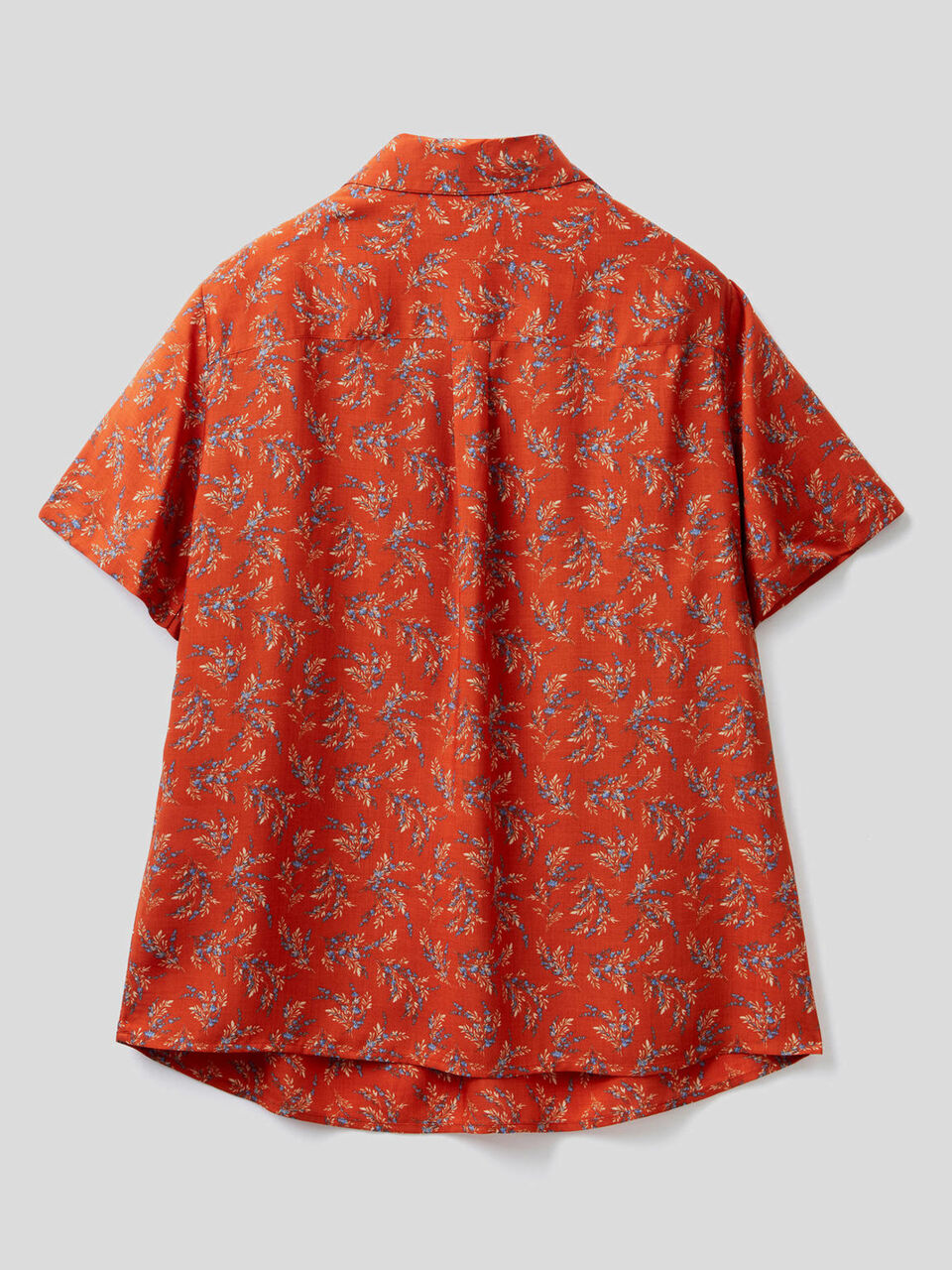 Short sleeve shirt with V-neck image number 2