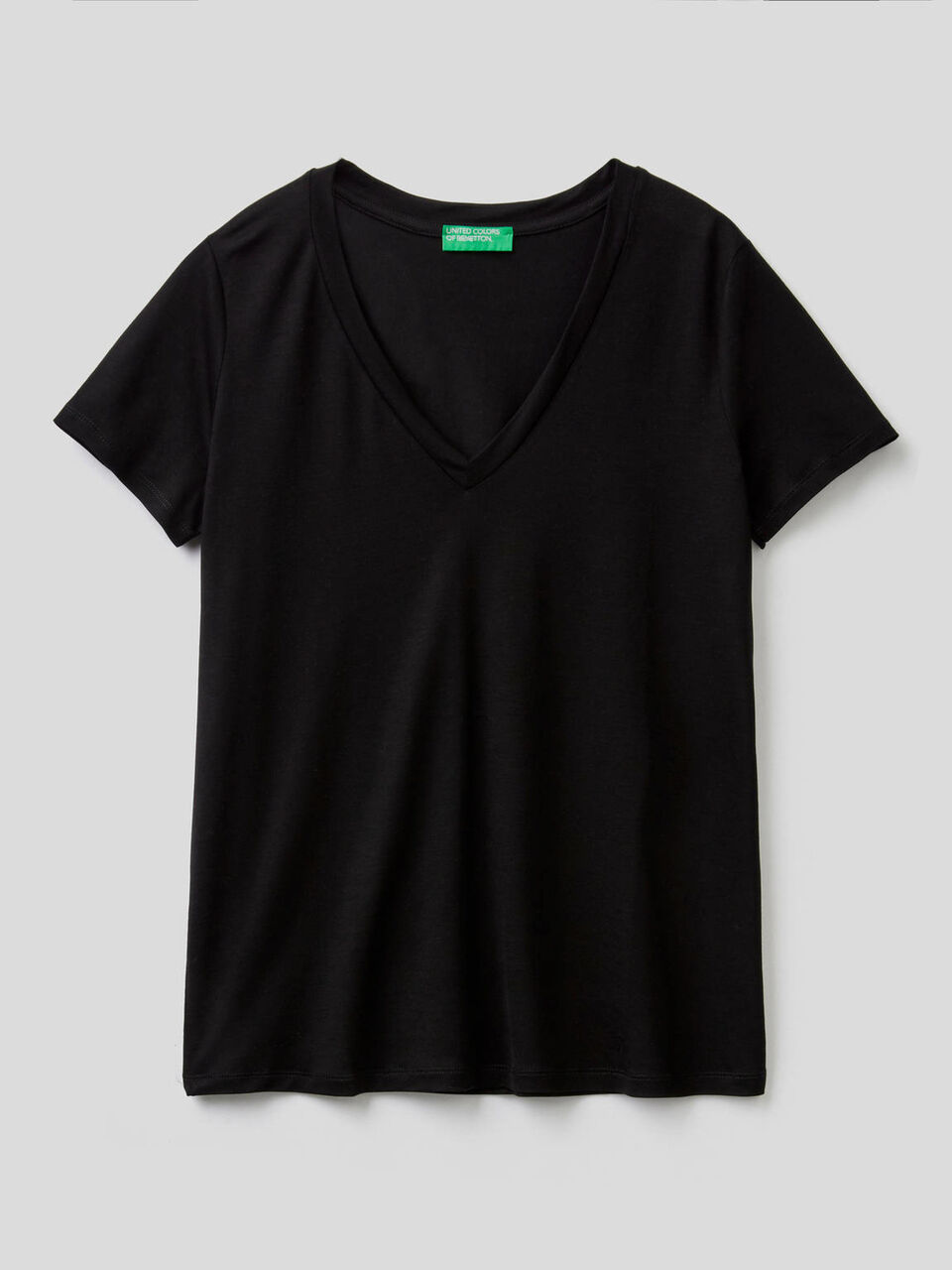 T-shirt with V-neck image number 1