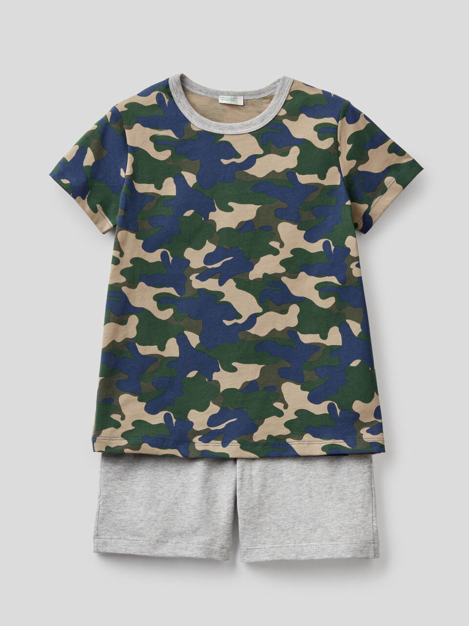 T-shirt and bermudas pyjamas image number 1