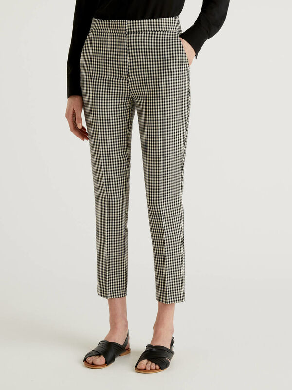 Trousers with check pattern Women