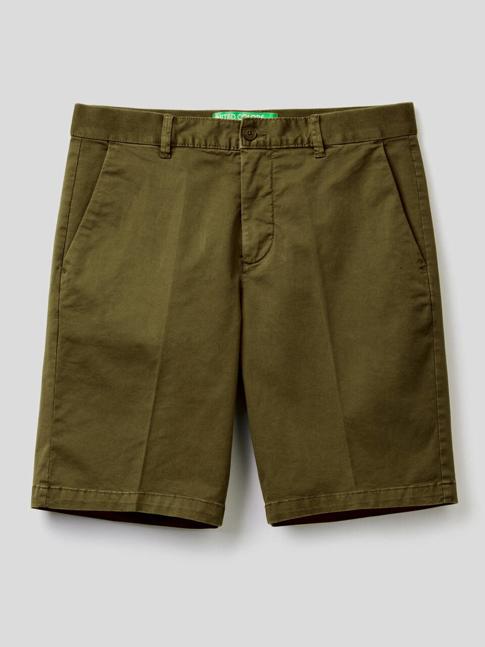 Chino model bermudas image number 1
