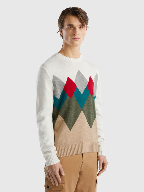 Sweater with geometric pattern