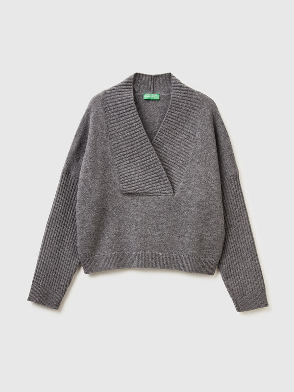 Boxy fit sweater with V-neck Women