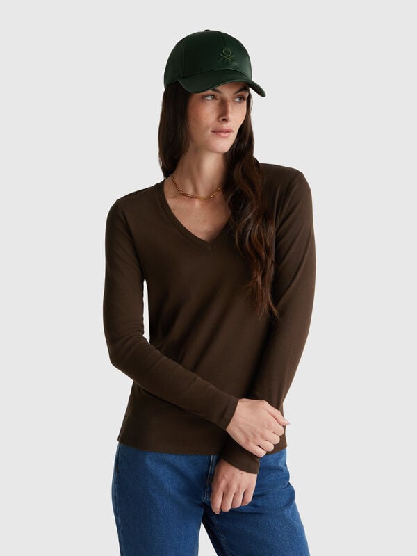 Dark brown t-shirt with V-neck Women