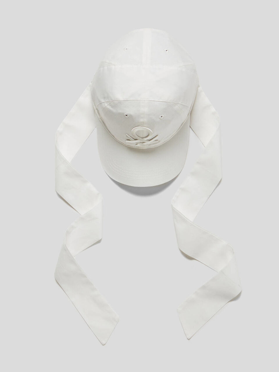 Hat with brim and bow image number 1