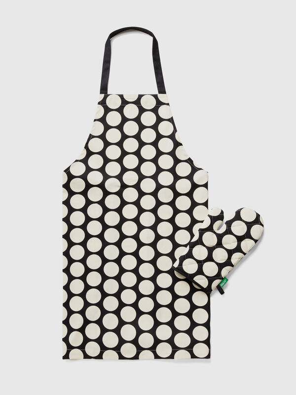 Apron and glove set with white polka dots