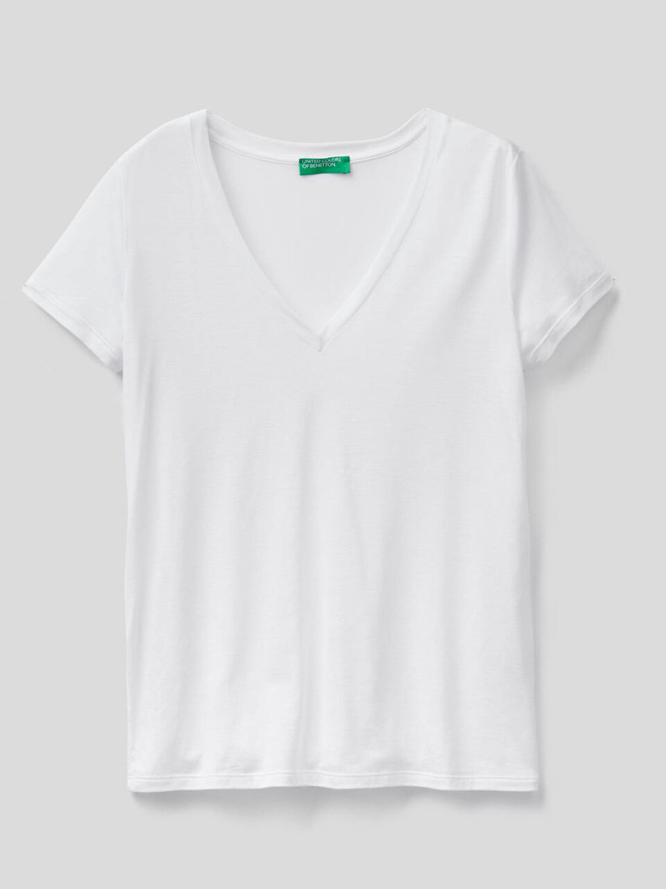 T-shirt with V-neck image number 1