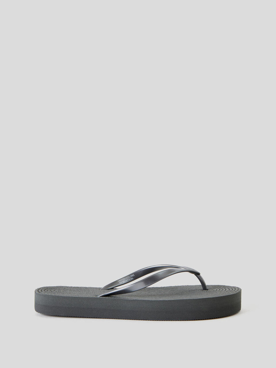 Solid color flip-flops image number 1