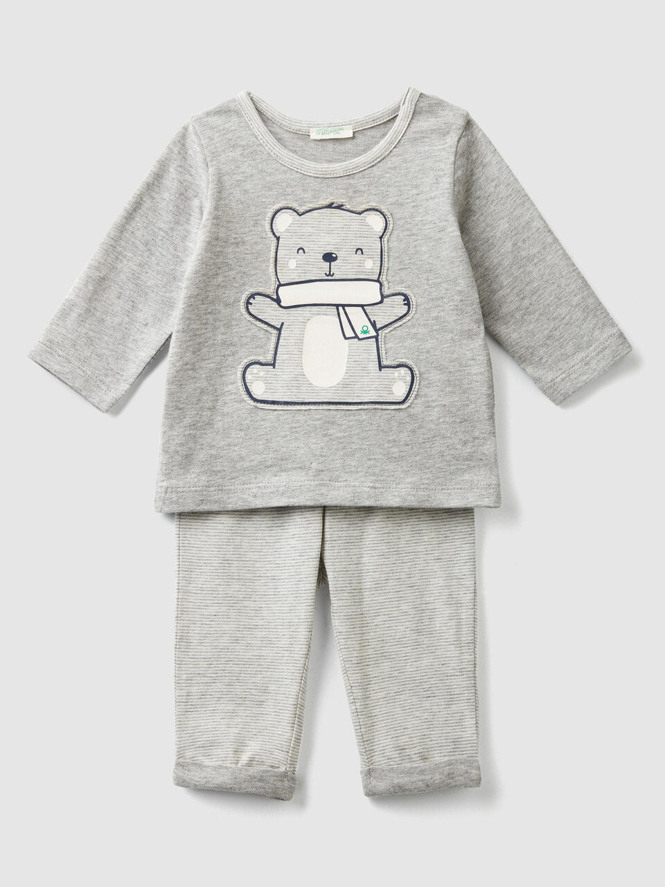 T-shirt and pants set image number 1
